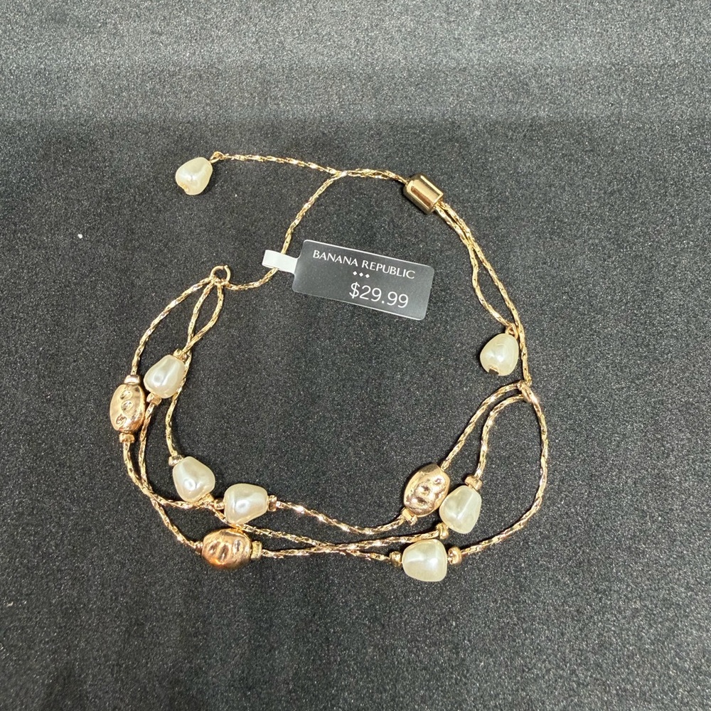Banana Republic Gold and Pearl Women's Bracelet or Anklet